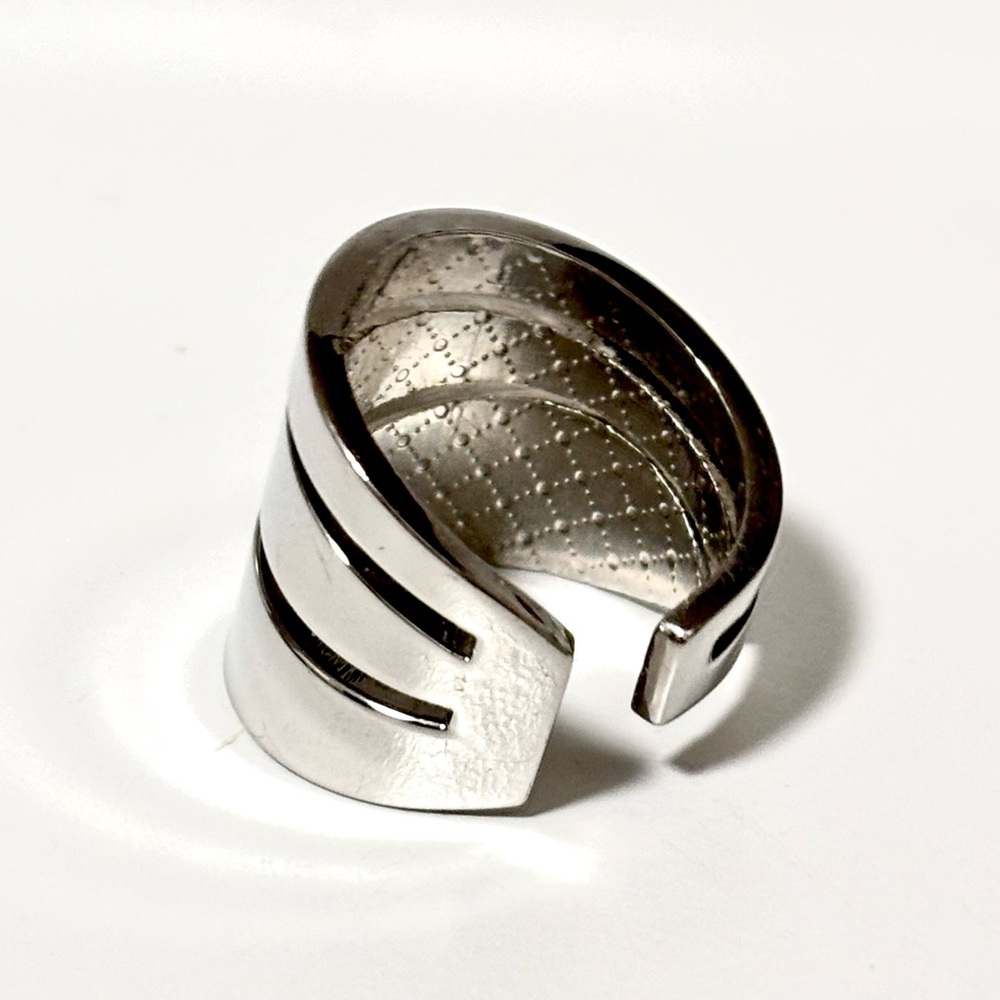 NEW - Wavy Wide Band Silver Boho Chic Statement Ring Size 7